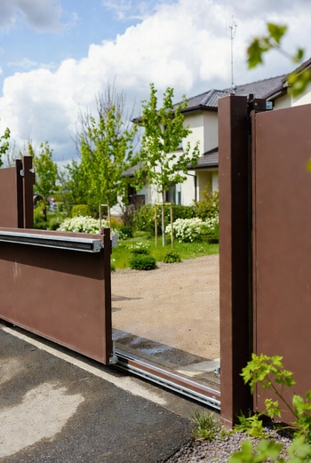 Как выбрать автоматические ворота для дачи весной 2026