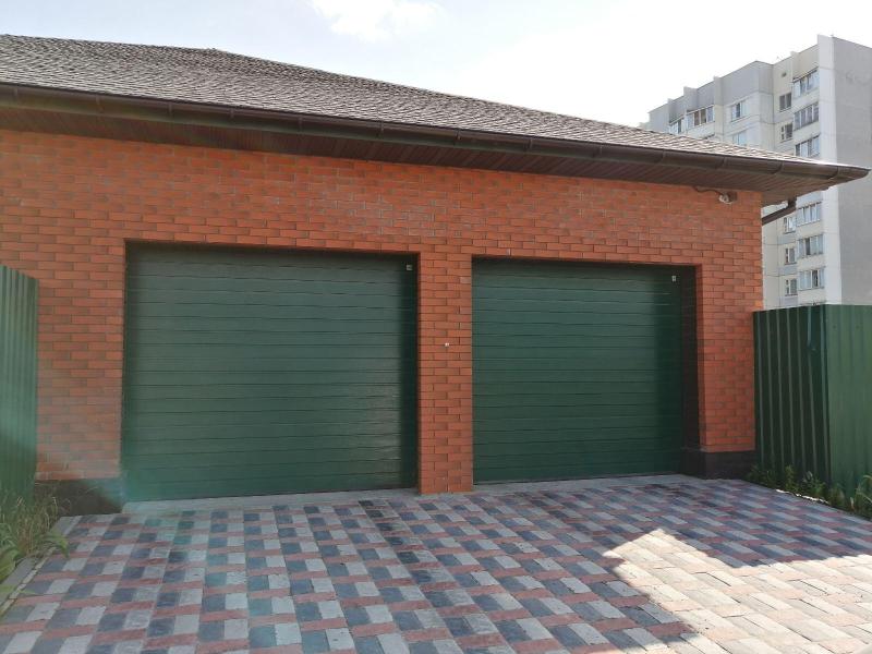 Установка секционных ворот цвет RAL6005 Зеленый мох