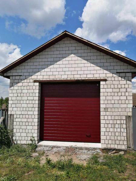 Установка секционных ворот цвет RAL3004 Пурпурно-красный