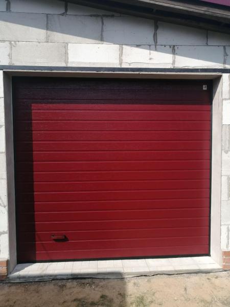 Установка секционных ворот цвет RAL3004 Пурпурно-красный