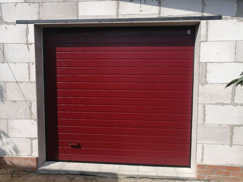 Установка секционных ворот цвет RAL3004 Пурпурно-красный