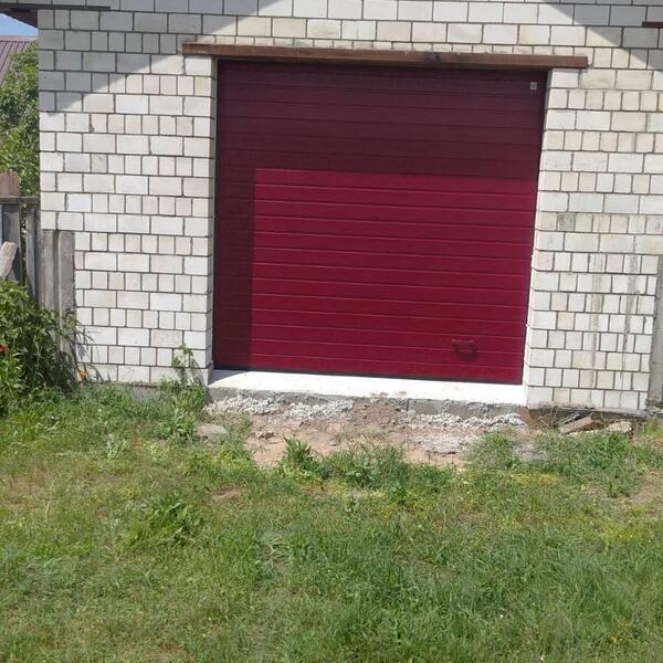 Установка секционных ворот цвет RAL3004 Пурпурно-красный