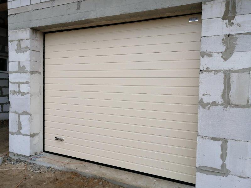 Установка секционных ворот цвет RAL1015 Слоновая кость