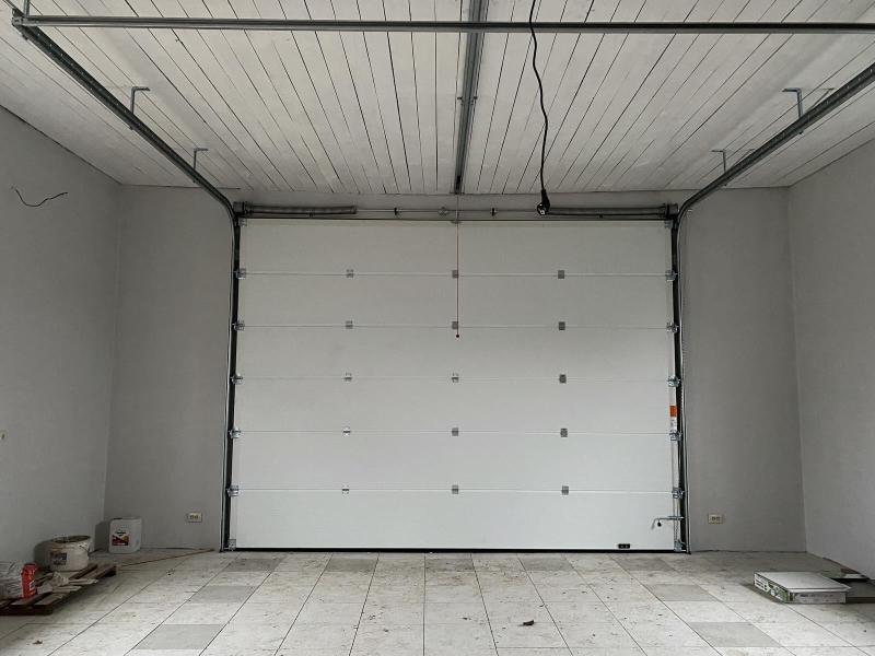 Установка секционных ворот цвет RAL9016 Белый