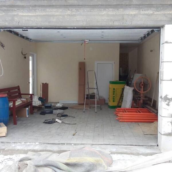 Установка секционных ворот цвет RAL9016 Белый