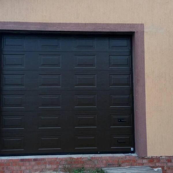 Установка секционных ворот цвет RAL8014 Коричневый