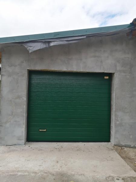 Установка секционных ворот цвет RAL6005 Зеленый мох