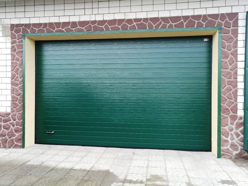 Установка секционных ворот цвет RAL6005 Зеленый мох