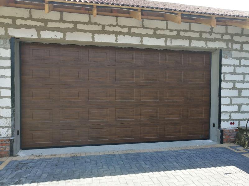 Установка секционных ворот цвет Темный дуб