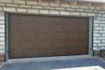 Установка секционных ворот цвет Темный дуб