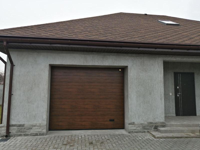 Установка секционных ворот цвет Темный дуб