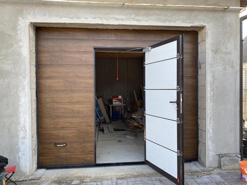 Установка секционных ворот цвет Темный дуб