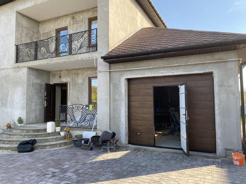 Установка секционных ворот цвет Темный дуб