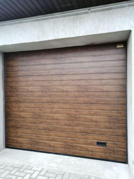 Установка секционных ворот цвет Темный дуб