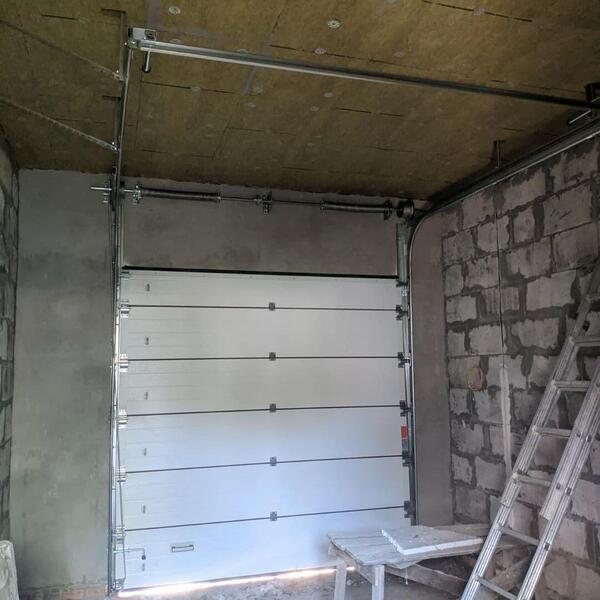 Установка секционных ворот цвет Темный дуб