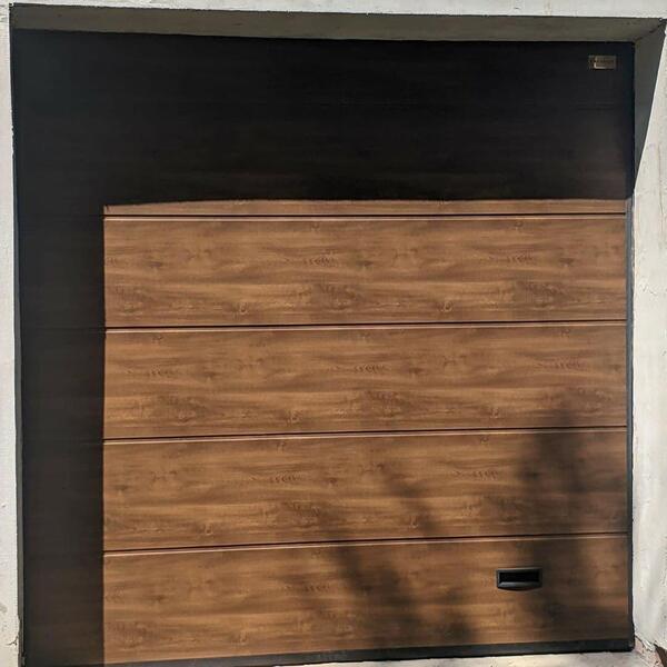 Установка секционных ворот цвет Темный дуб