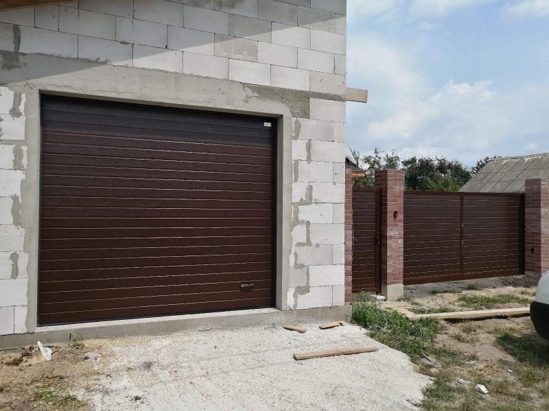 Установка секционных ворот цвет RAL8017 Шоколадный