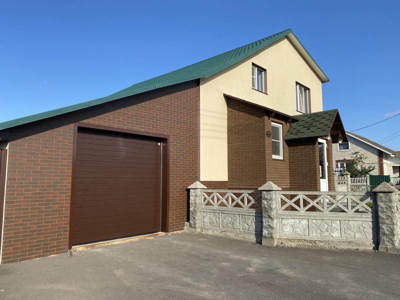 Установка секционных ворот цвет RAL8017 Шоколадный