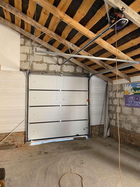 Установка секционных ворот цвет RAL8017 Шоколадный