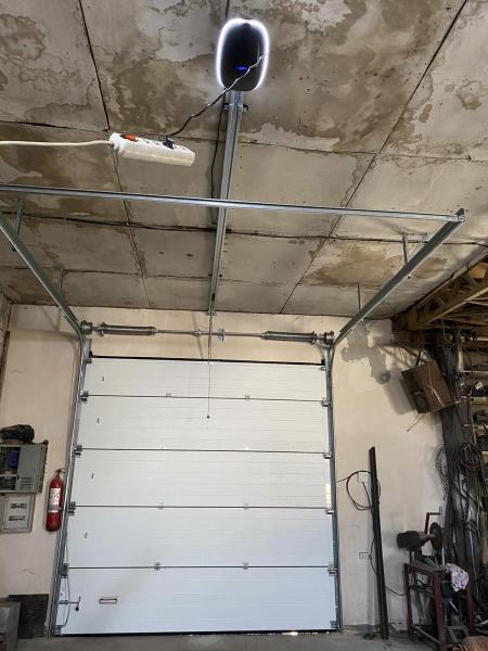 Установка секционных ворот цвет RAL8017 Шоколадный