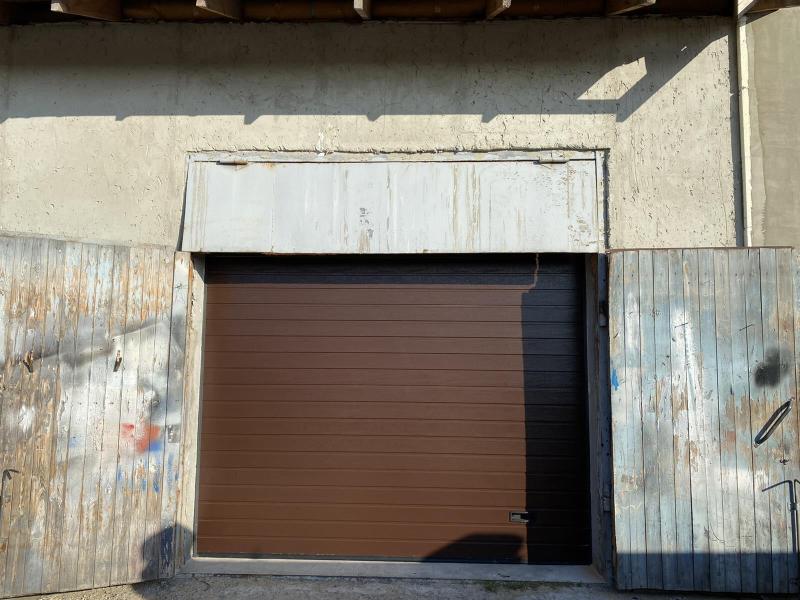 Установка секционных ворот цвет RAL8017 Шоколадный