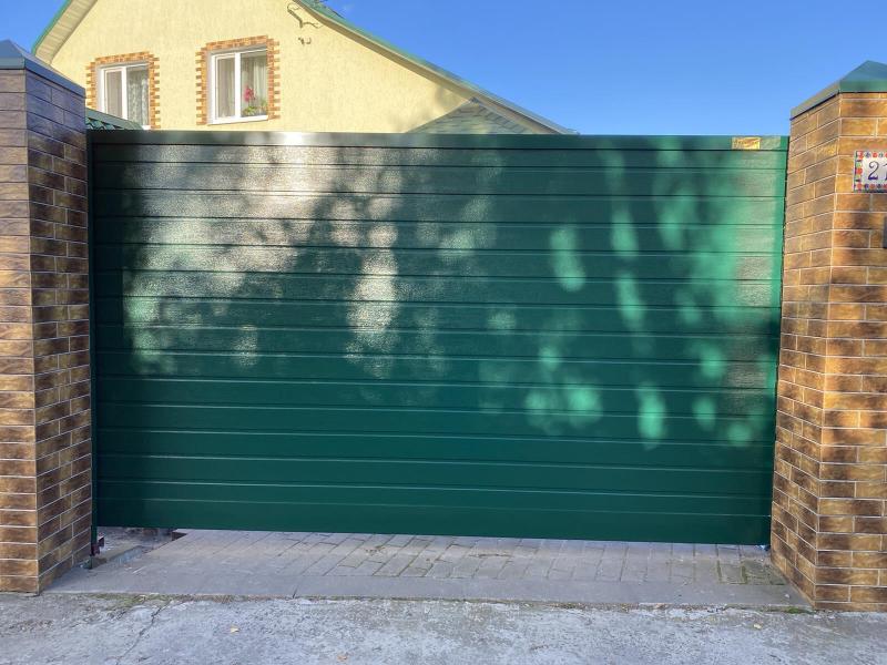 Установка откатных ворот цвет RAL6005 Зеленый мох S-гофр