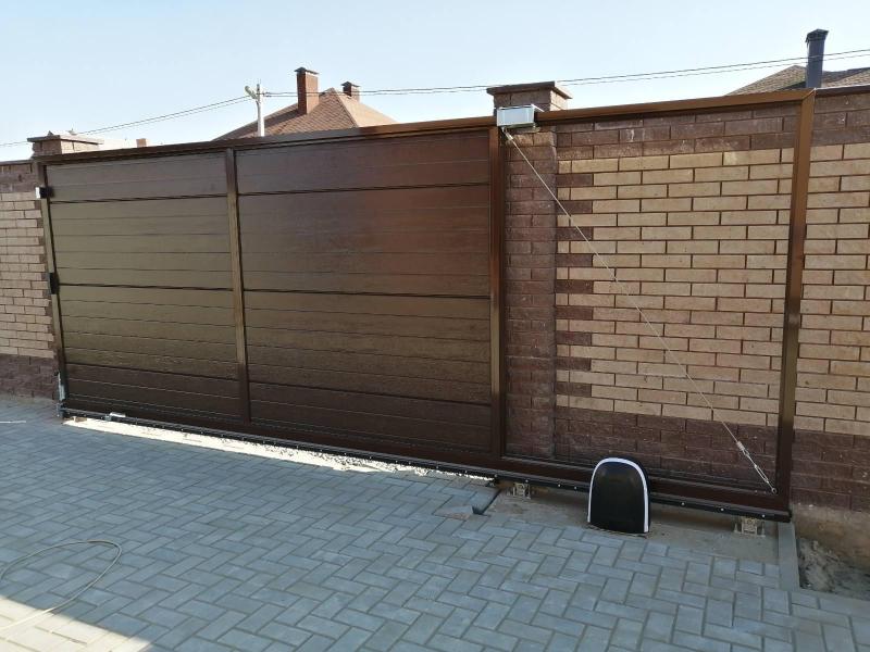 Установка откатных ворот цвет RAL8017 Шоколадный S-гофр