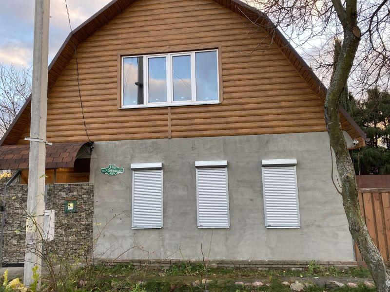 Пример установки роллетов на частный дом в цвете Серебристый металлик