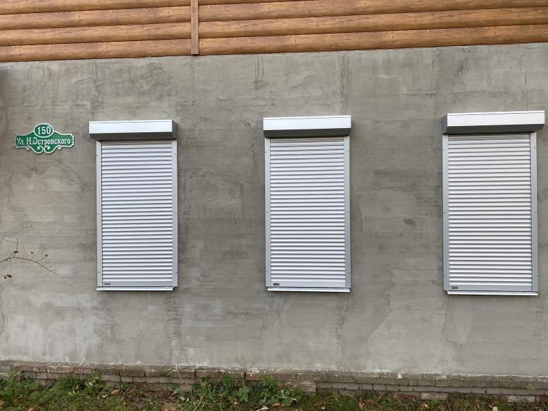 Пример установки роллетов на частный дом в цвете Серебристый металлик