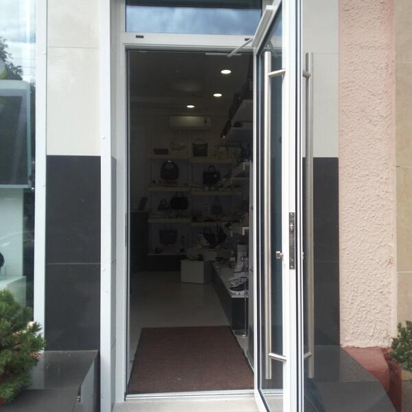 Алюминиевая входная дверь для салона обуви