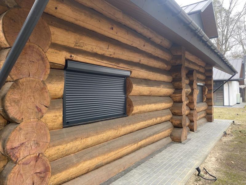 Пример установки роллетов на частный дом в цвете Антрацит