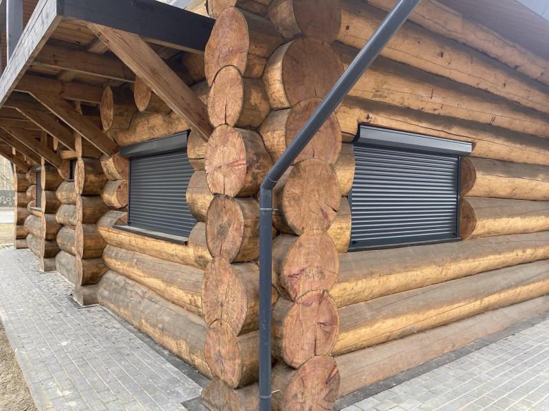 Пример установки роллетов на частный дом в цвете Антрацит