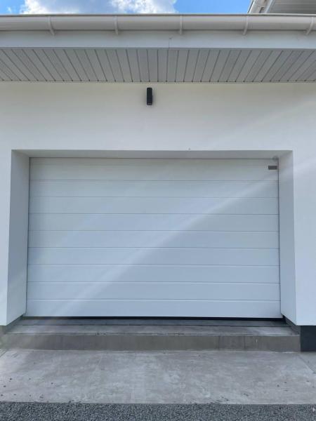 Секционные ворота в цвете Ral 9016