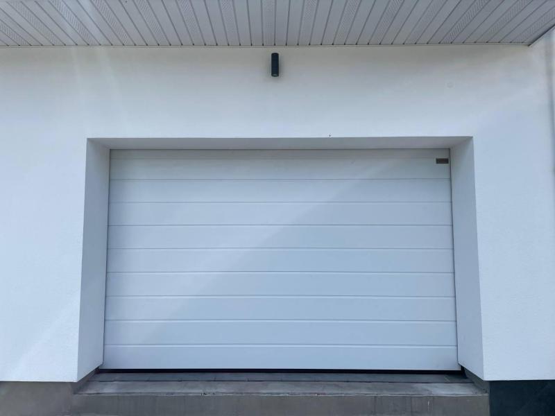 Секционные ворота в цвете Ral 9016