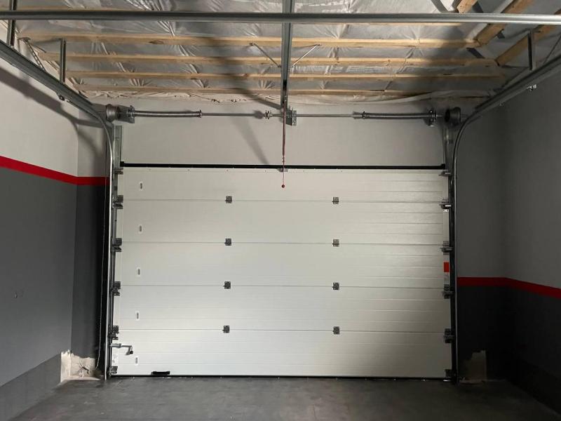 Секционные ворота в цвете Ral 9016