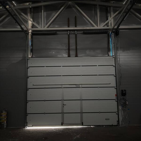 Промышленные ворота с калиткой