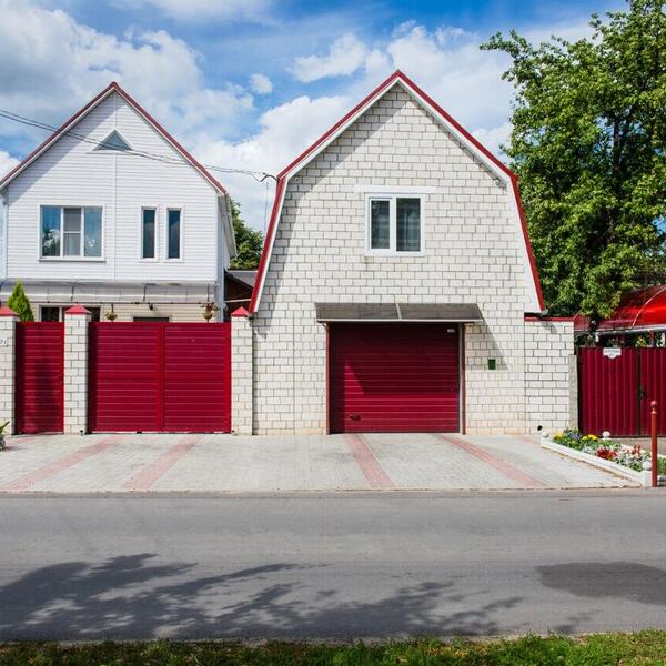 Установка секционных ворот цвет RAL3004 Пурпурно-красный