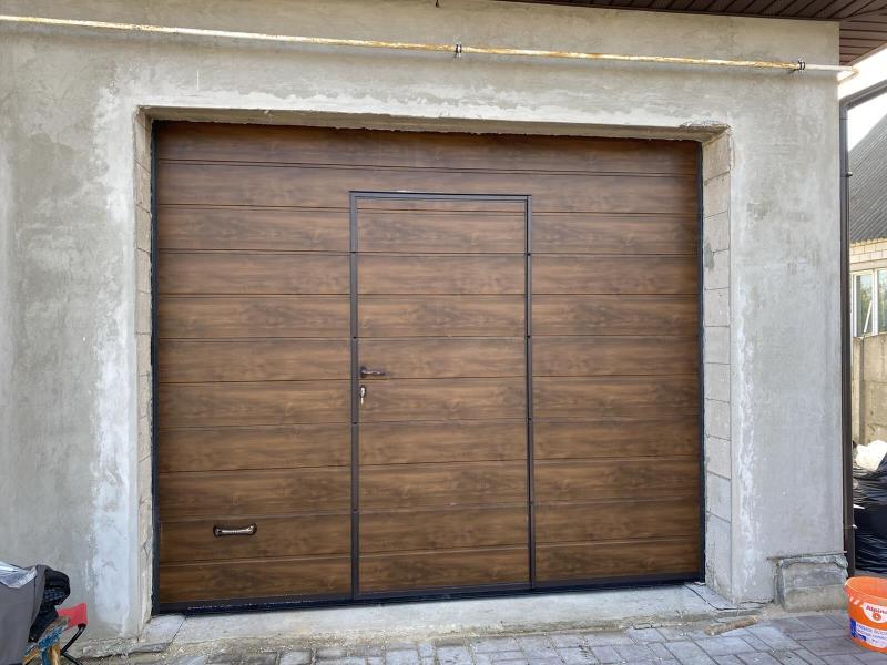 Установка секционных ворот цвет Темный дуб