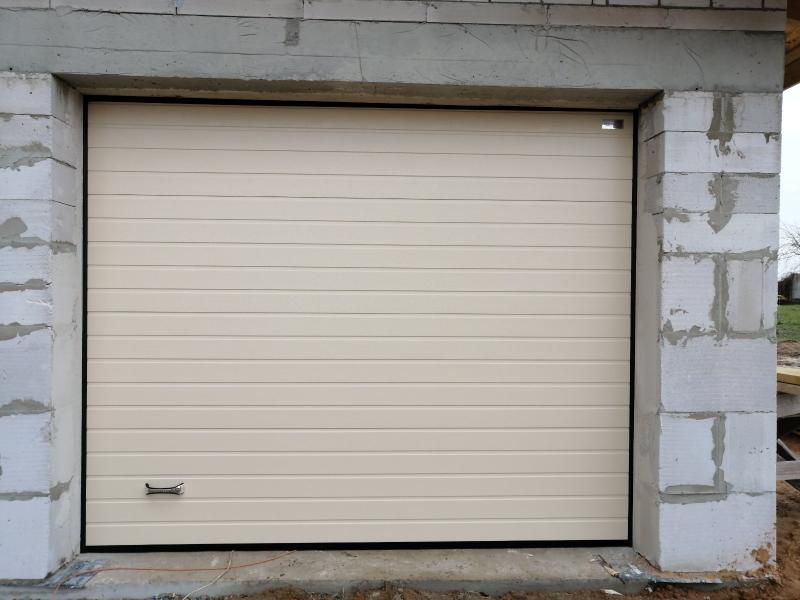 Установка секционных ворот цвет RAL1015 Слоновая кость