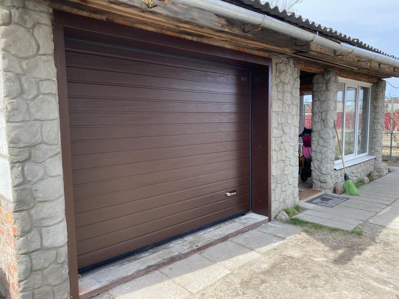 Установка секционных ворот цвет RAL8017 Шоколадный