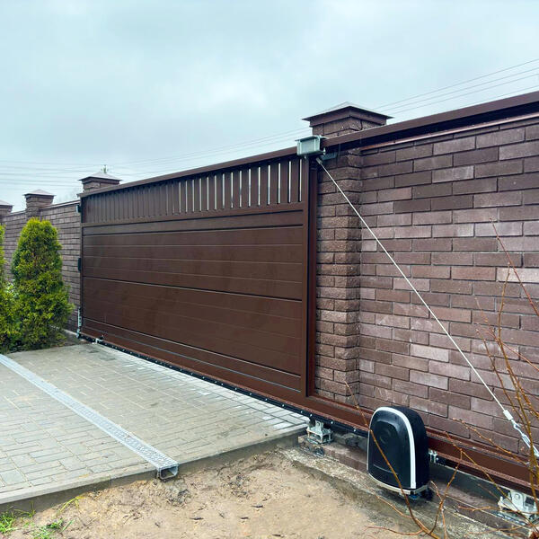 Откатные ворота с комбинированным заполнением (сэндвич+алюминиевый профиль)