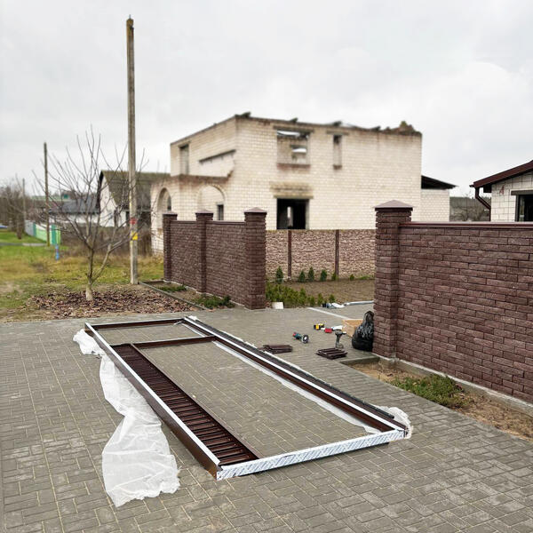 Откатные ворота с комбинированным заполнением (сэндвич+алюминиевый профиль)