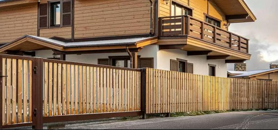 На каком расстоянии от забора можно строить дом