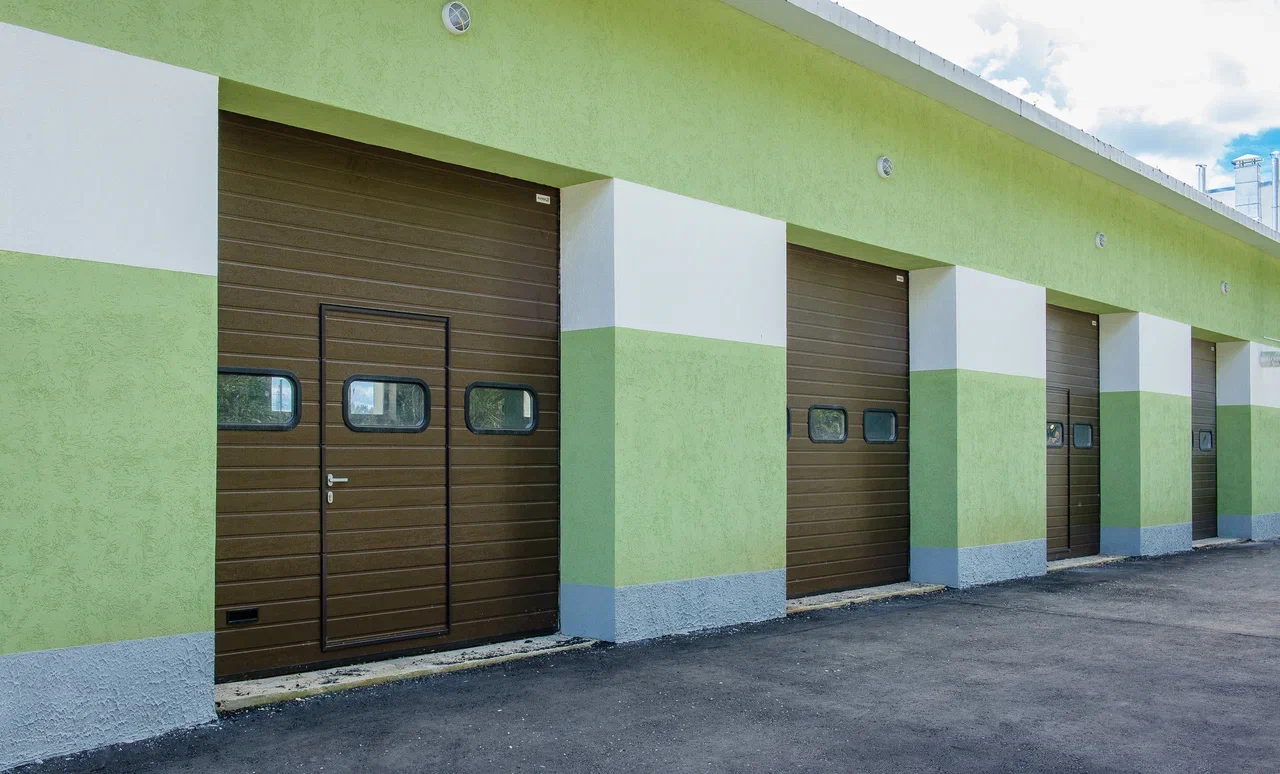 Установка промышленных ворот цвет RAL8014 Коричневый