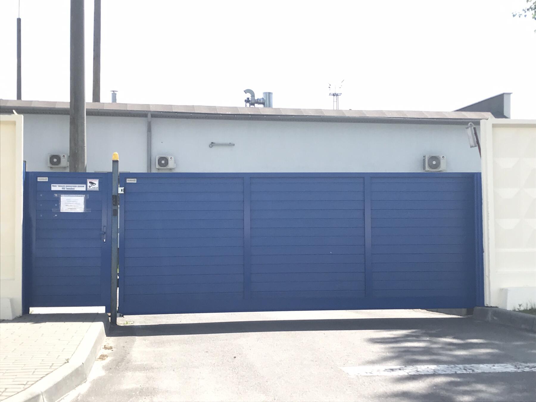 Откатные ворота в цвете RAL5010 Синий