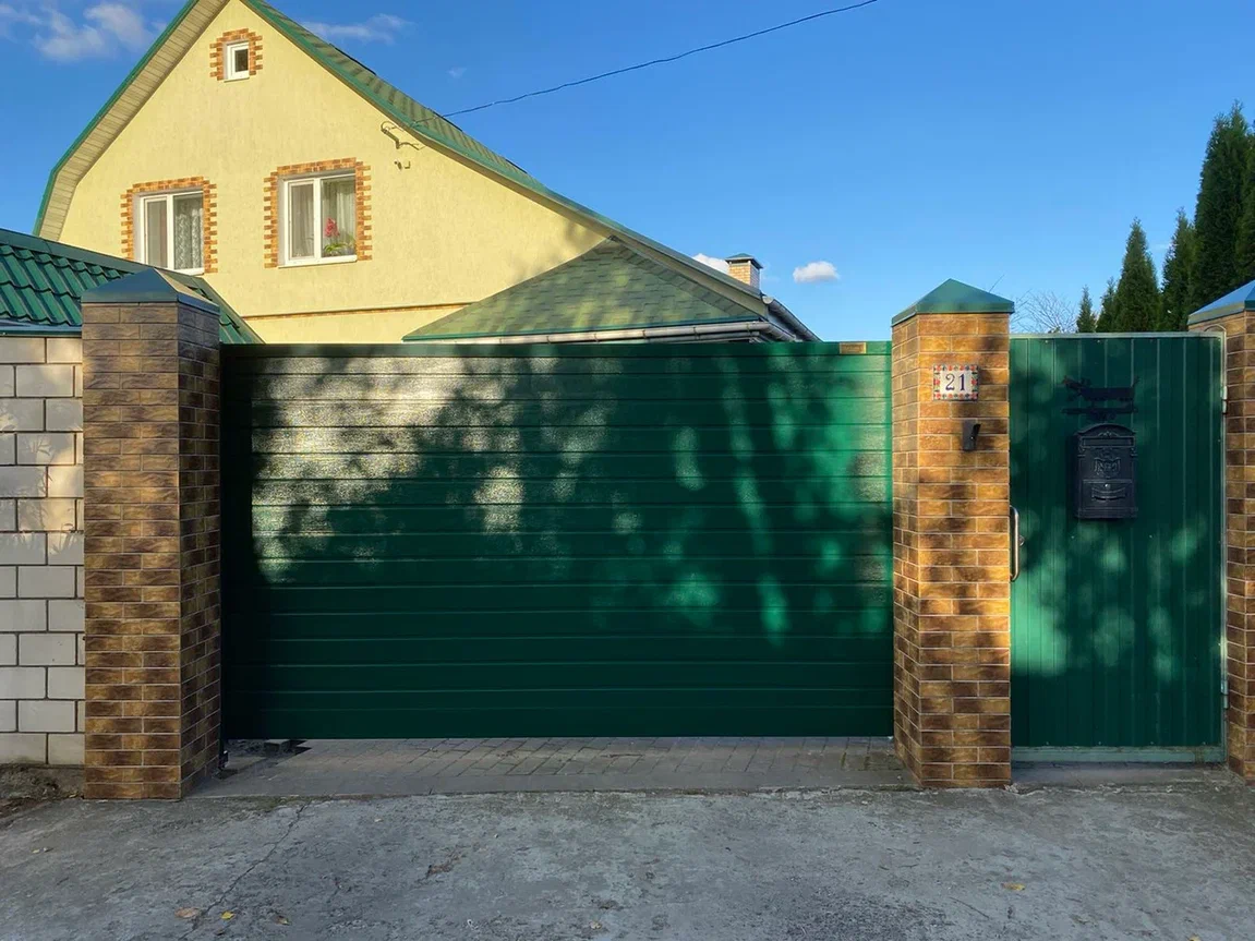 Установка откатных ворот цвет RAL6005 Зеленый мох S-гофр