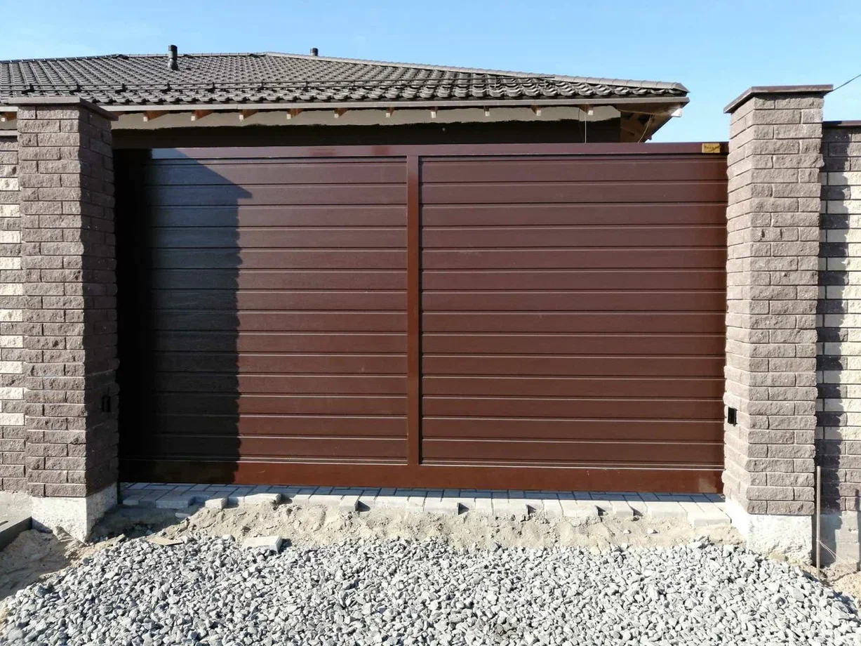 Установка откатных ворот цвет RAL8017 Шоколадный S-гофр