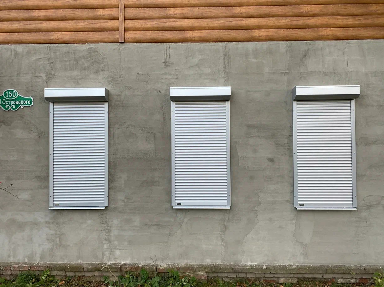 Пример установки роллетов на частный дом в цвете Серебристый металлик