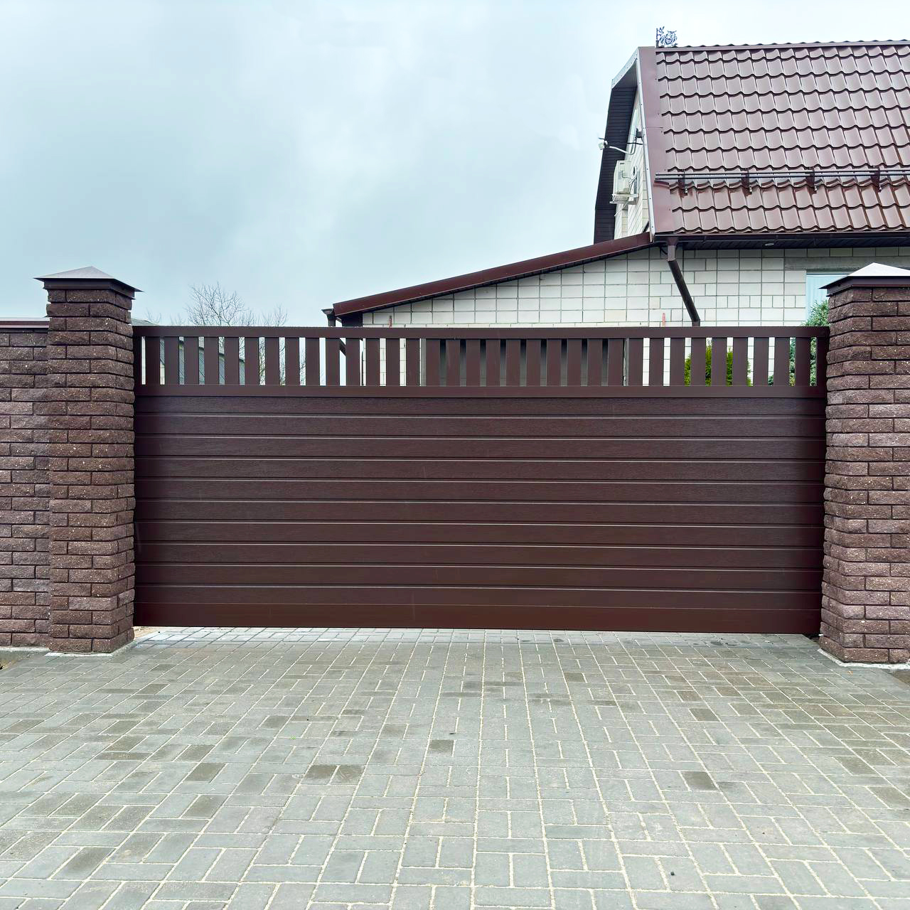 Откатные ворота с комбинированным заполнением (сэндвич+алюминиевый профиль)