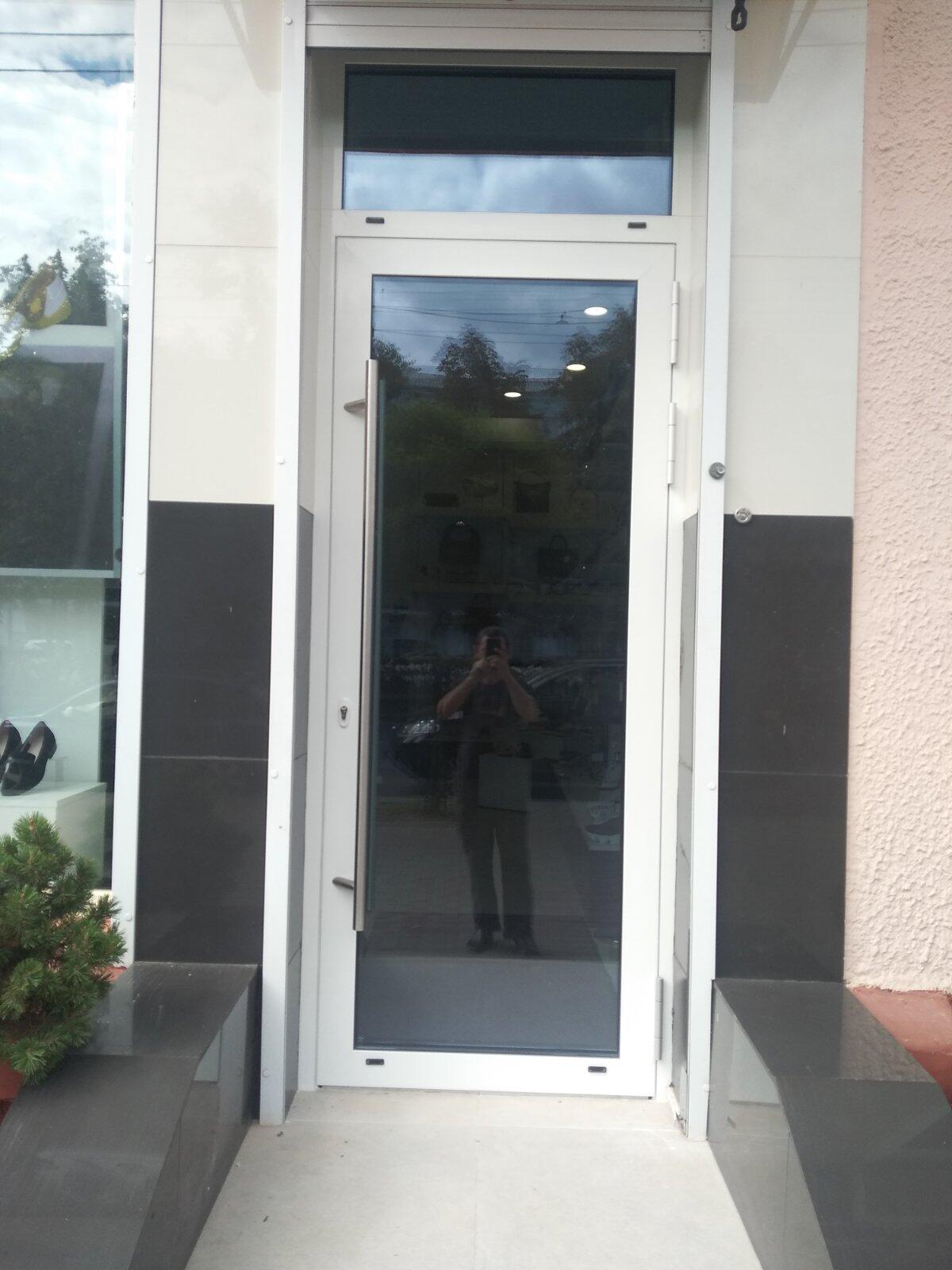 Алюминиевая входная дверь для салона обуви